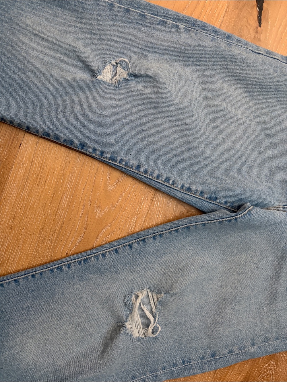 Women’s Distressed Levi’s Ribcage Straight Ankle Jeans (26) - Picture 8 of 11